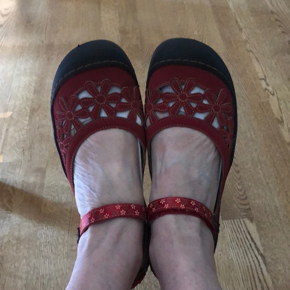 Red sz 9.5 ladies JBU shoes